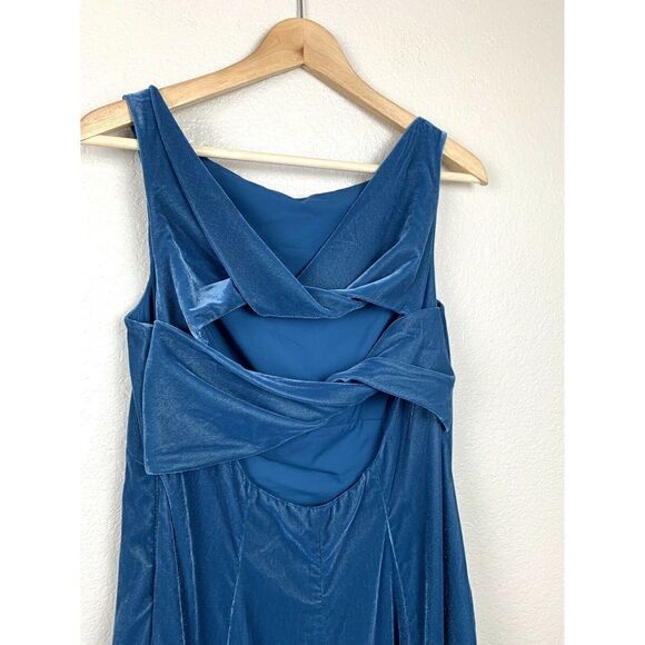 Gal Meets Glam Christine Velvet Twist Back Dress - Picture 4 of 7